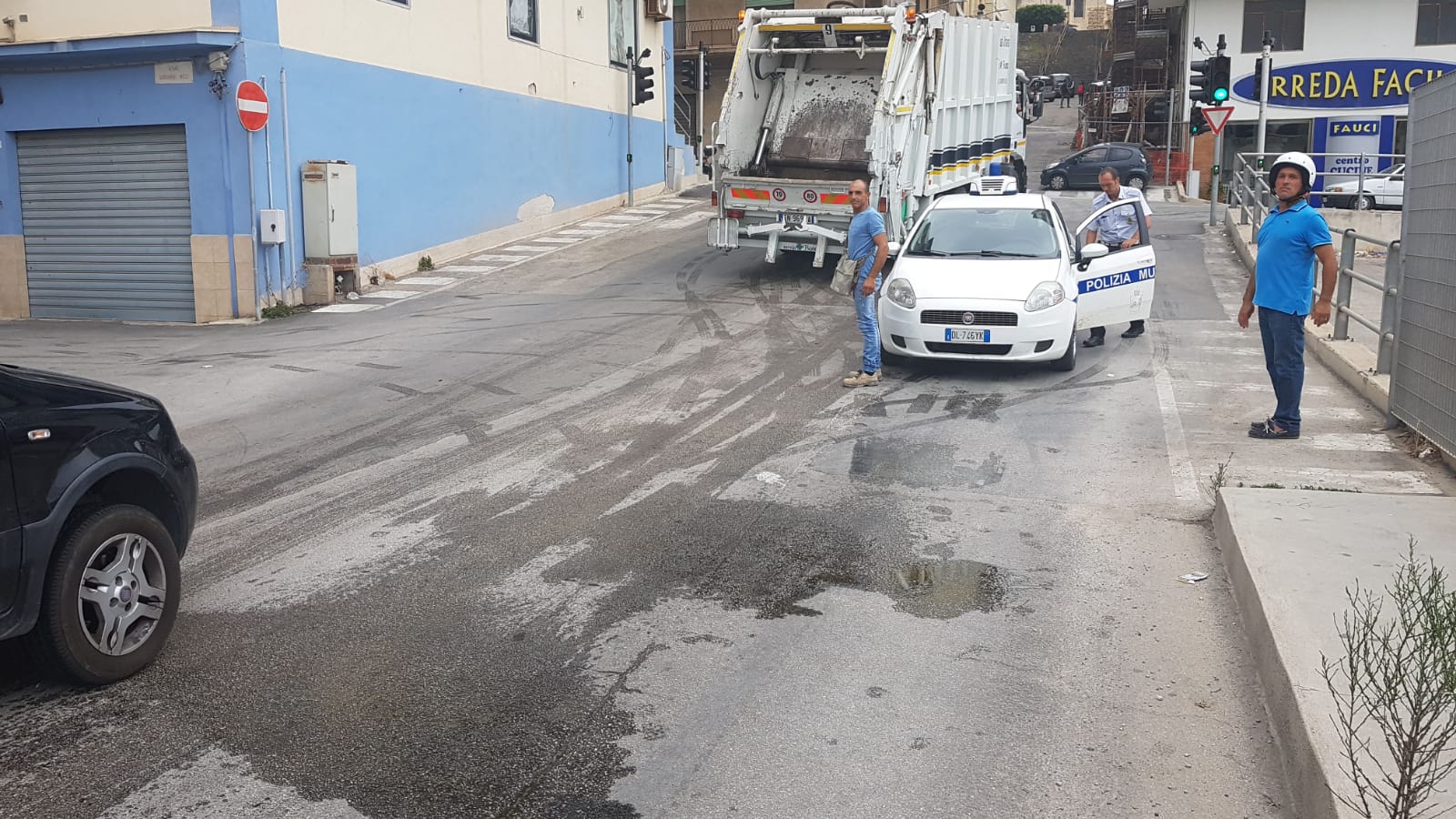 Perdita di olio sul ponte della Perriera, un incidente e traffico in tilt per quindici minuti