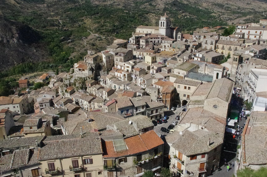 Buoni spesa in cambio di spazzatura: così un comune siciliano fa decollare la raccolta differenziata.