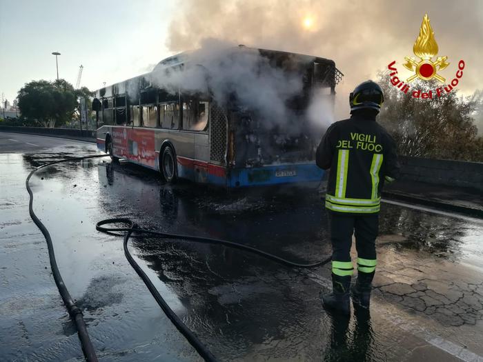 Catania. Bus urbano prende fuoco. Nessun ferito