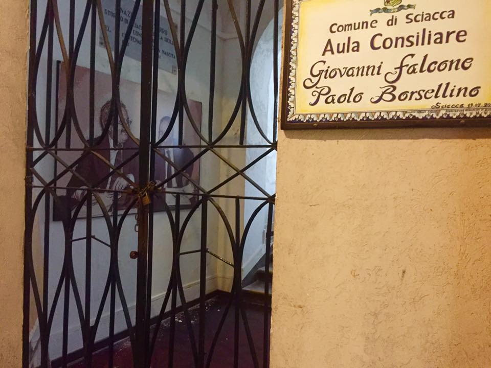 La sindaca convoca i consiglieri di maggioranza, ma si presentano meno della metà