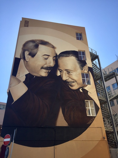 Imbrattato con una scritta il murale della Cala che ritrae Falcone e Borsellino