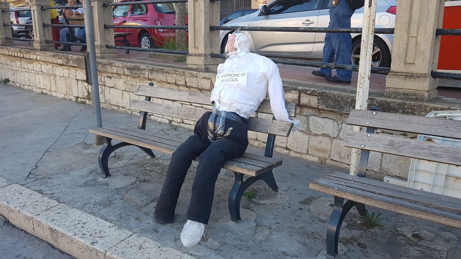 Fantocci e burle. Su una panchina di Porta Palermo un manichino raffigurante Cusumano: "Sono il padrone di Sciacca"