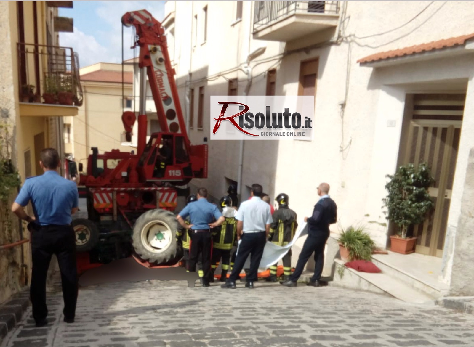 Tragedia a Sambuca, si ribalta un trattore e schiaccia un anziano