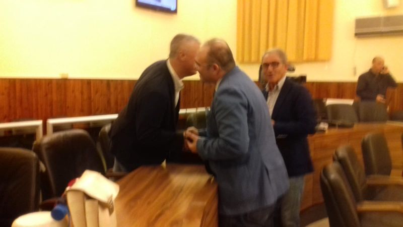 Bellanca si presenta in consiglio comunale e prende posto nei banchi della stampa, l'abbraccio con il presidente  Montalbano