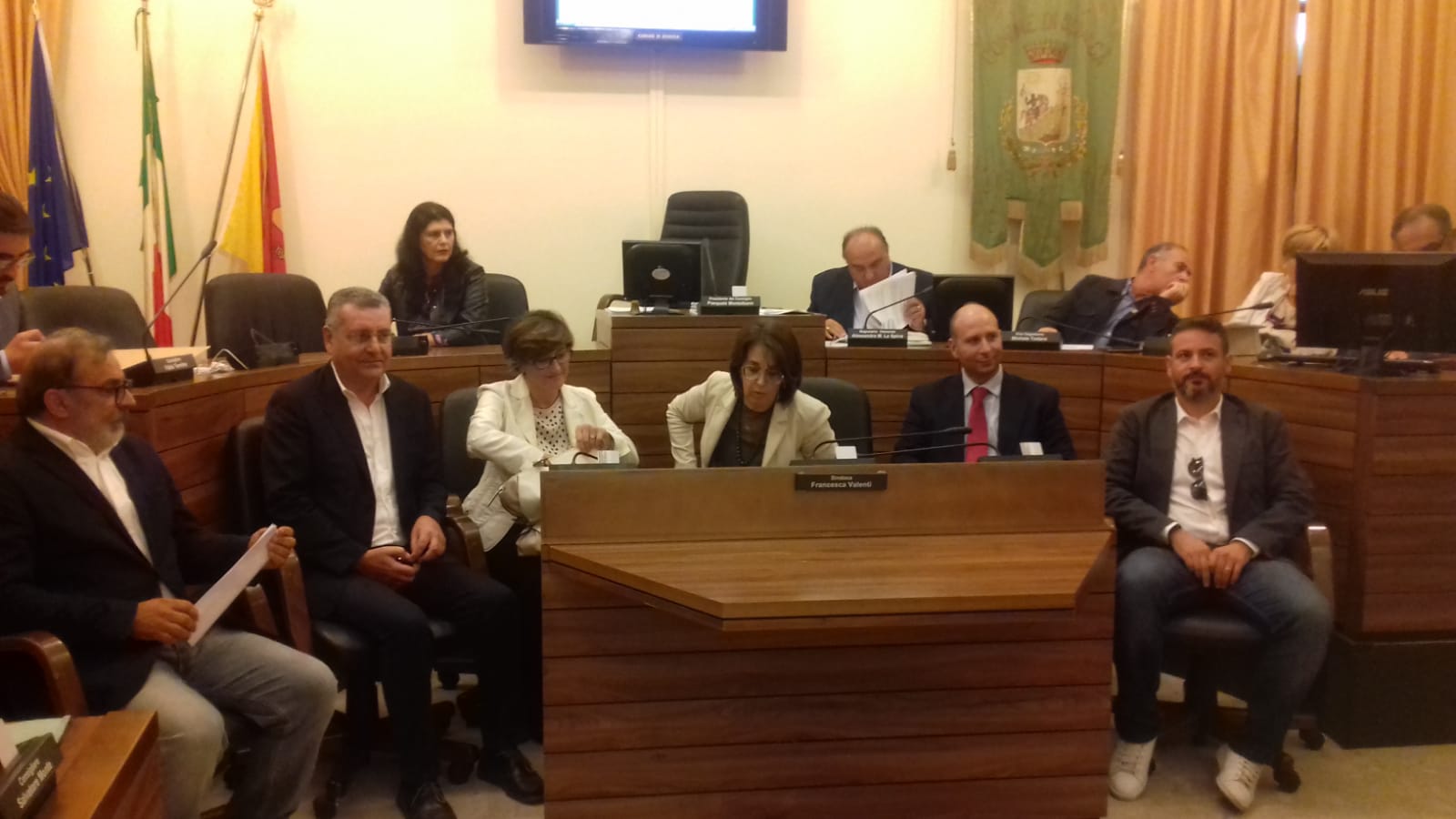 Prima volta in consiglio della giunta Valenti Bis, clima teso e maggioranza sempre più sgretolata