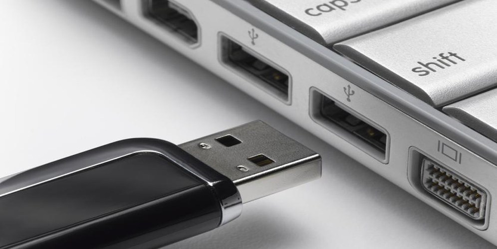 Poliziotto rischia di perdere tre falangi, travolto dall'esplosione di un pen drive destinato ad un avvocato