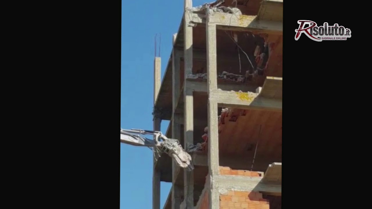 Le demolizione di palazzo Lombardo, a Santa Margherita Belice, con il braccio meccanico da 30 metri