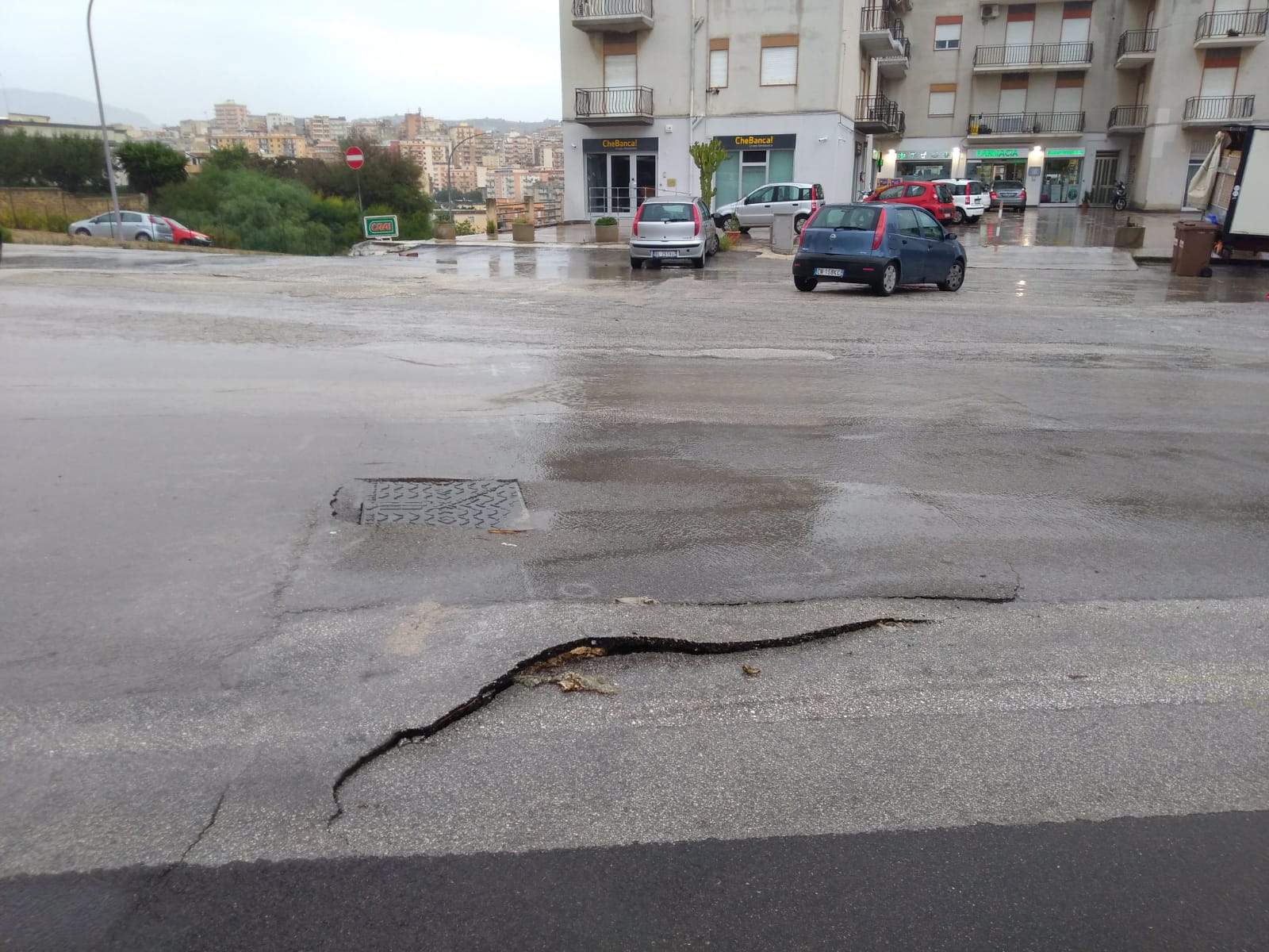 Cade la pioggia su Sciacca, cede l'asfalto