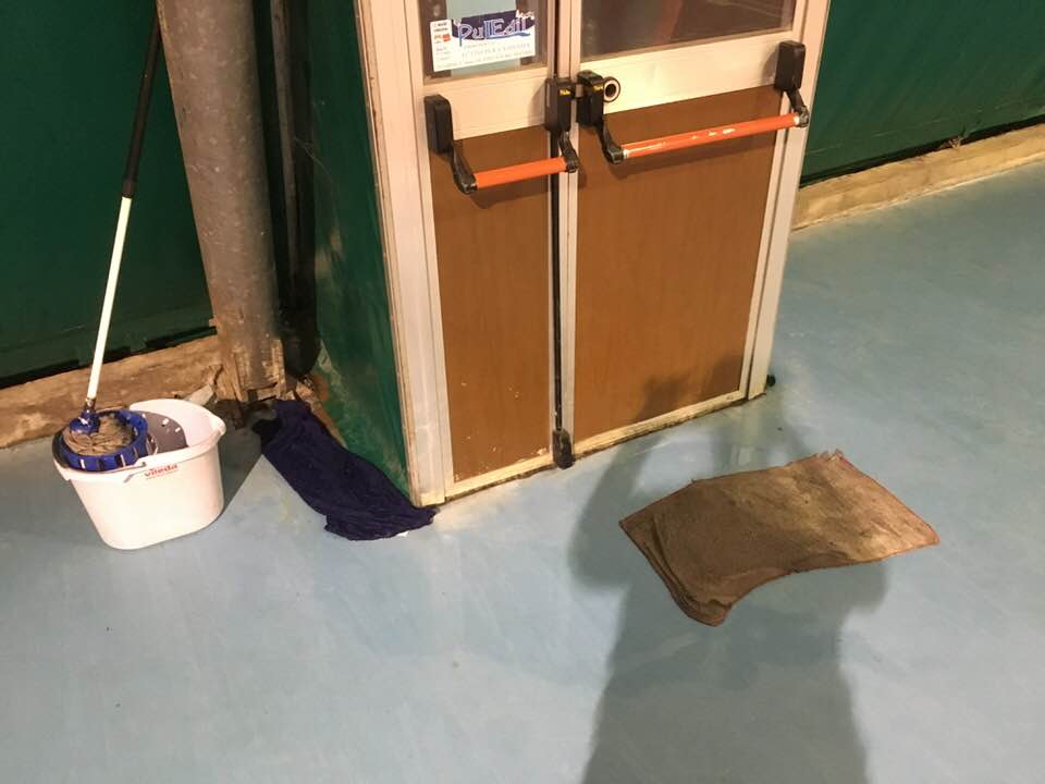 Prima pioggia autunnale a Sciacca, piove anche all'interno del Pallone tenda di contrada Perriera