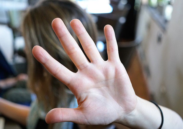 Violenza sessuale su una alunna, arrestato collaboratore scolastico