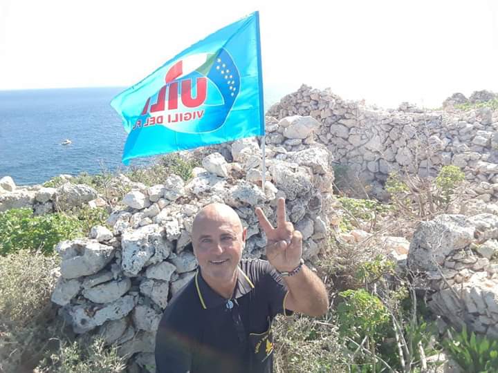 Vigile del fuoco protesta su un isolotto in mezzo al mare, "Noi vigili abbandonati a noi stessi"