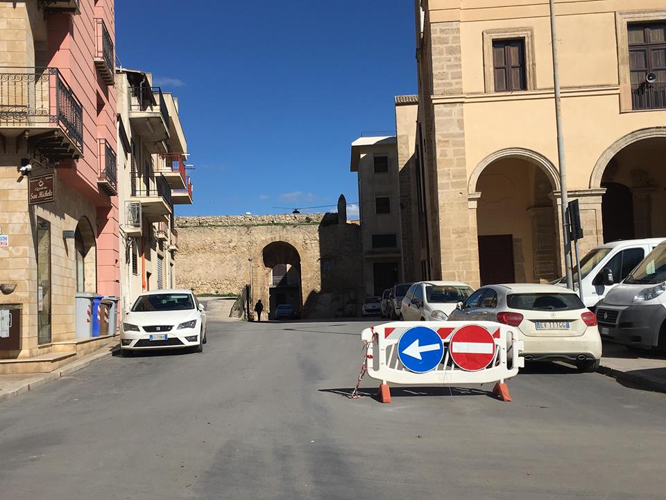 Guasto al semaforo da due settimane, si rimedia con transenna e senso obbligato che nessuno rispetta