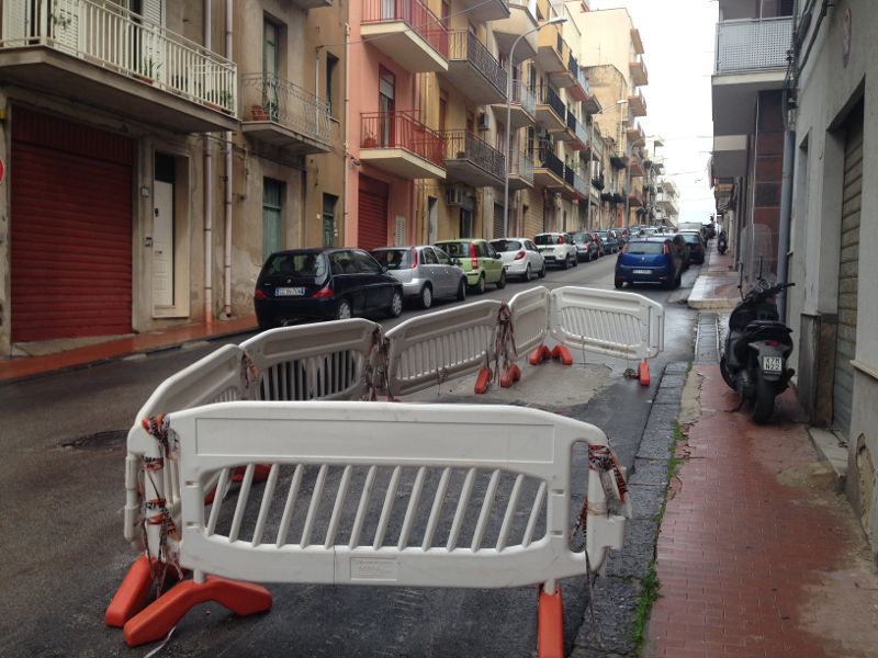 Al Comune di Sciacca non ci sono più transenne, frane e smottamenti svuotano il magazzino