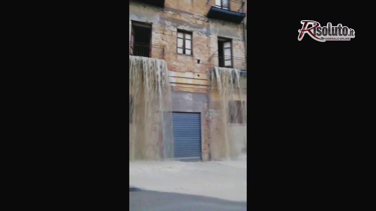 Rischio crollo per una palazzina allagata in via Fratelli Argento, chiuso il transito veicolare nella strada