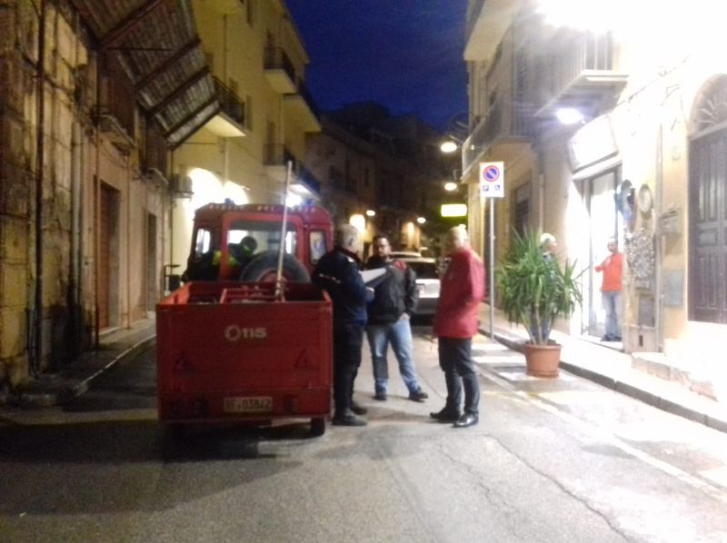 Mancano le transenne e per bloccare il transito in via Licata si mettono le auto