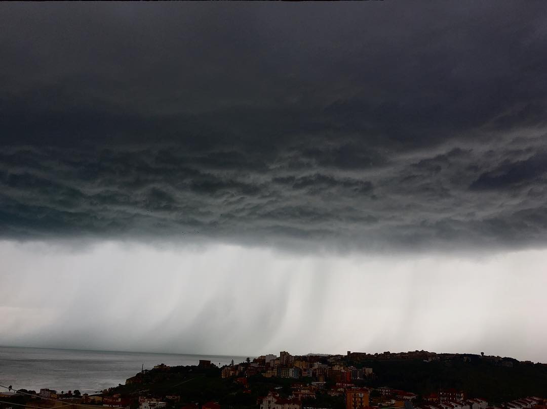 Tutti a casa con gli occhi al cielo, Sciacca deserta di sabato pomeriggio per l'allerta