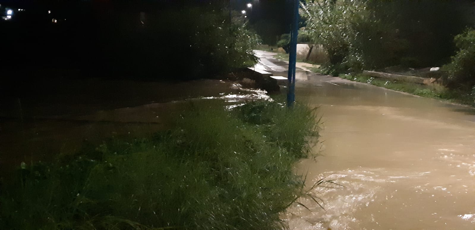 Famiglie isolate nella contrada Foggia, raggiunte in alcune abitazioni i settanta centimetri di fango e acqua. Chiusa la circonvallazione