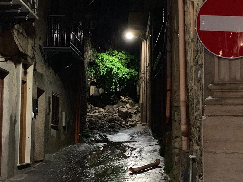 Panico a Burgio per il crollo di un muro nel centro storico, un giovane tratto in salvo