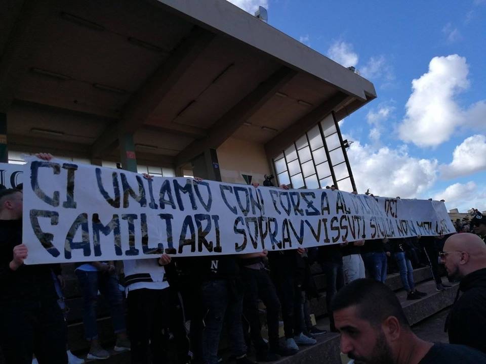 Lo Sciacca batte il San Giorgio Piana e comanda la classifica. Il cuore dei tifosi verdenero vicino ai sopravvissuti di Casteldaccia