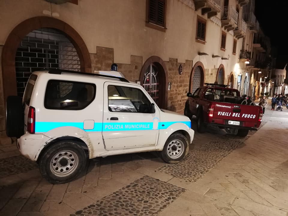 Due balconi di una vecchia casa rischiano di cedere in vicolo Frangipane a Sciacca, subito gli interventi e Navarra della Polizia Municipale si sfoga su Facebook: "Noi siamo sempre presenti, ma per gli altri solo fantasmi"