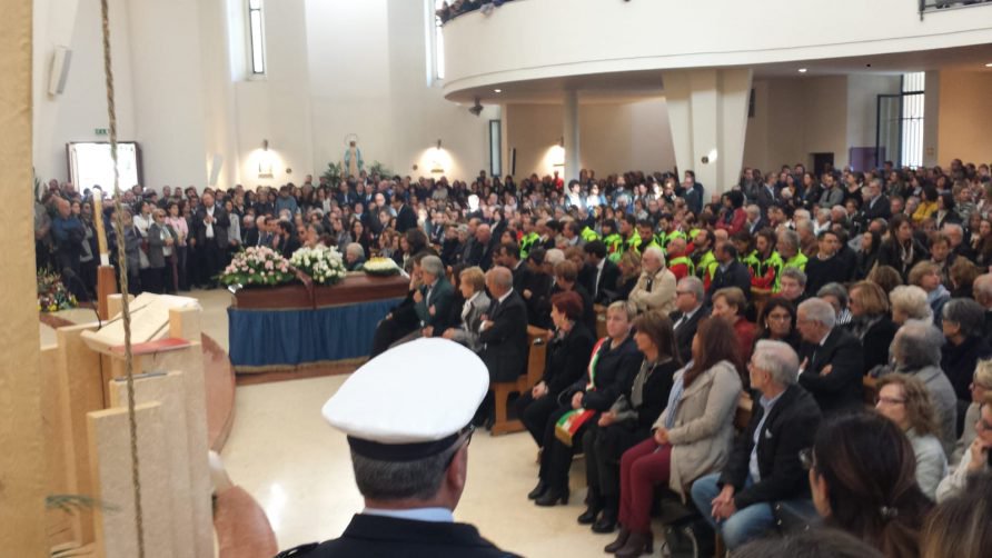 Commozione e dolore al funerale del medico Giuseppe Liotta, la moglie: "Vorrei avere una carezza per tutti coloro che si sono stretti a noi in questa ricerca"