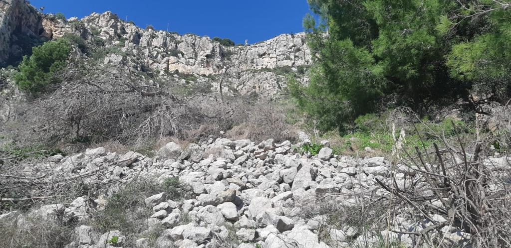 Si sgomberano una decina di case per la caduta di massi dal costone di San Calogero