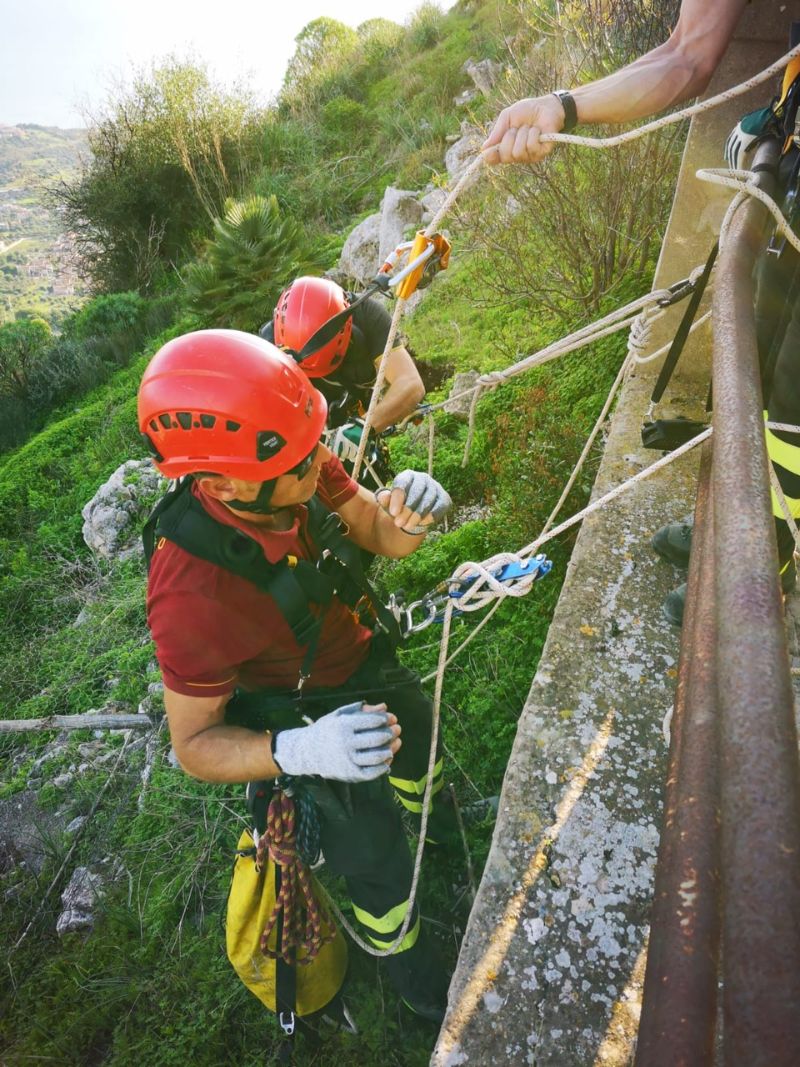 Notte fuori dalle proprie case per 5 famiglie di via Tacci, a Sciacca, sgomberate per i massi caduti dal costone del Monte Kronio
