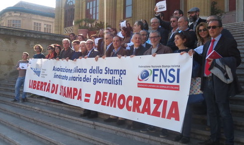 Flash-mob dei giornalisti siciliani contro gli attacchi ingiuriosi degli esponenti del Movimento Cinque Stelle