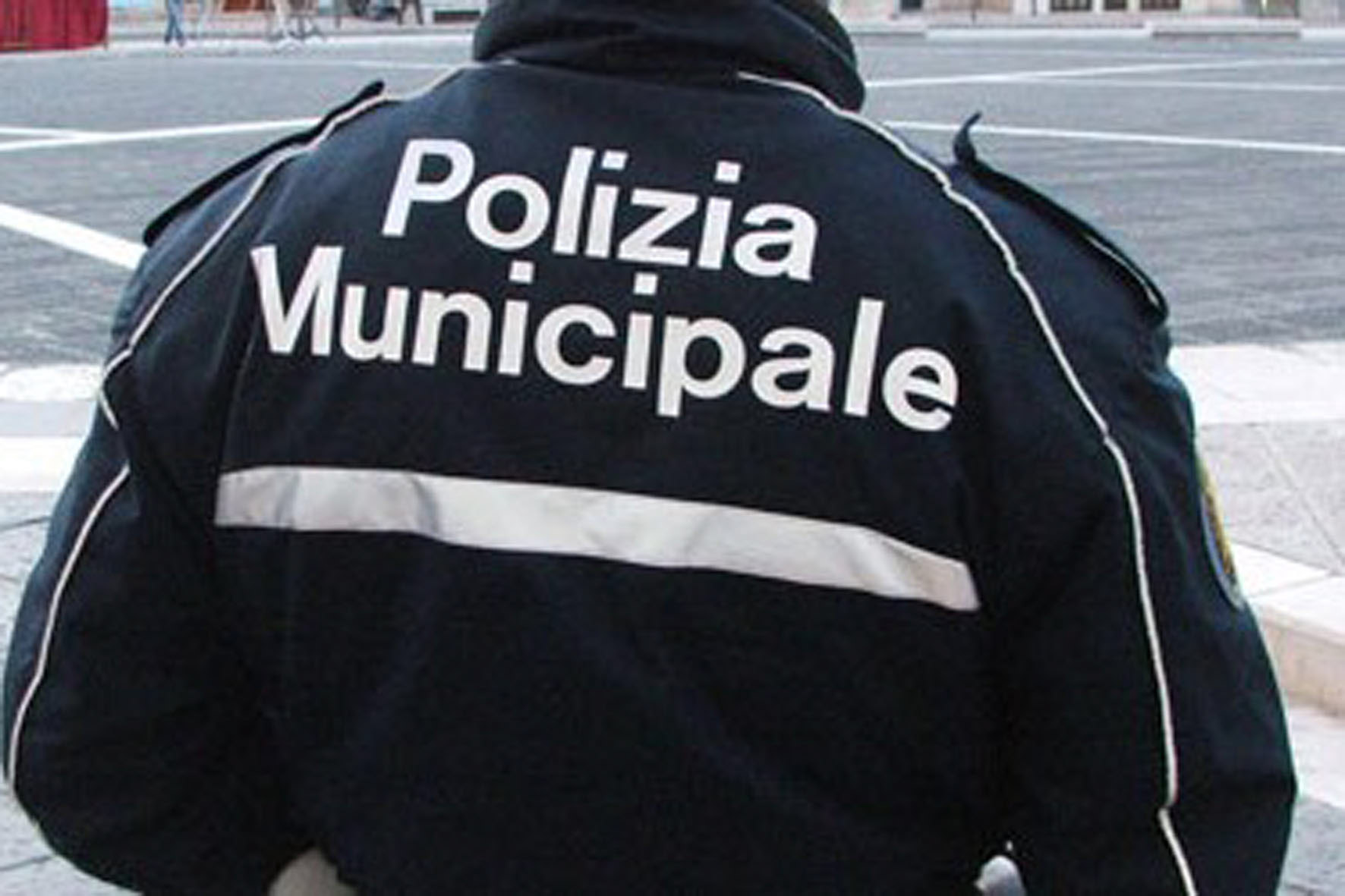 Occupazione abusiva di suolo pubblico, la Polizia municipale denuncia un commerciante del centro storico di Sciacca