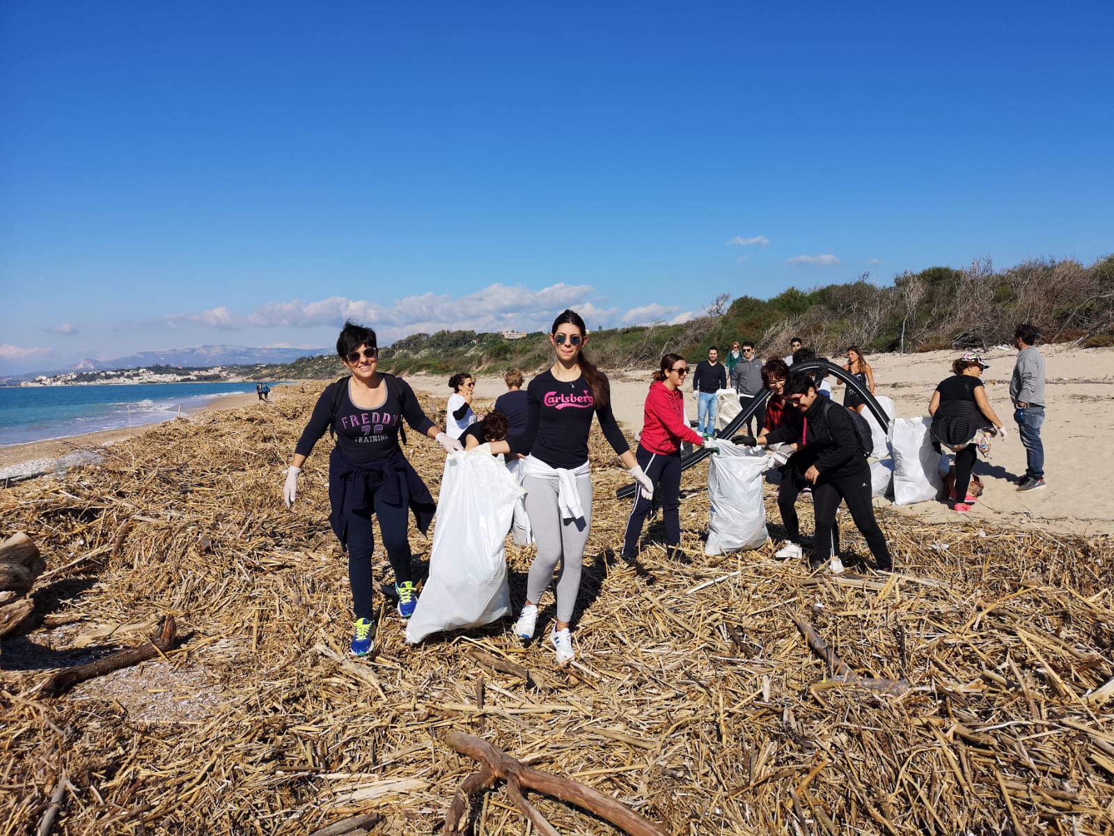 Grazie all'appello lanciato da un musicista riberese e con l'apporto del Wwf i volontari puliscono la spiaggetta di Borgo Bonsignore