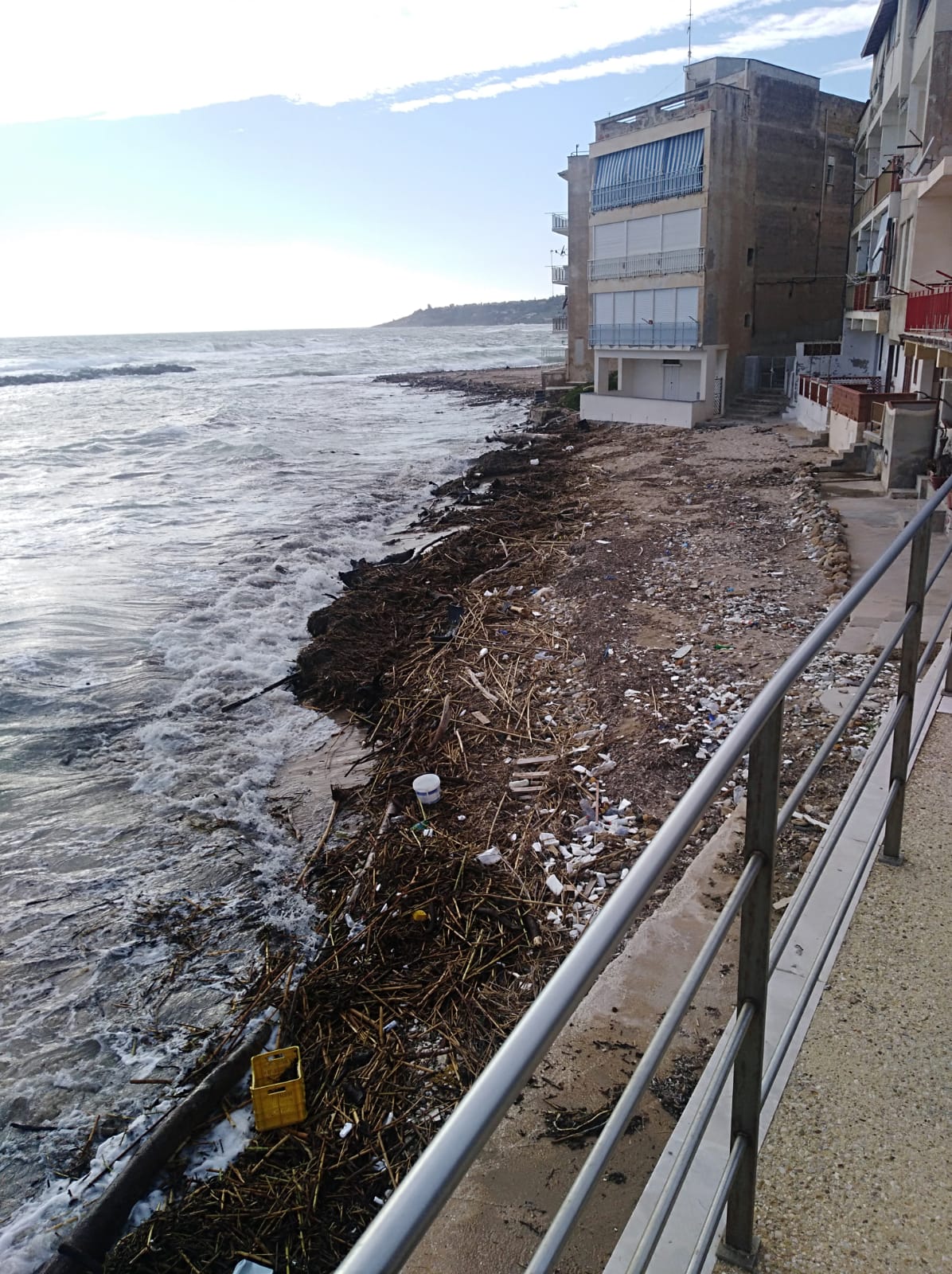 Mareggiate e il polistirolo e la plastica si spiaggia