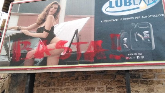 Proteste contro cartellone pubblicitario sessista a Palermo