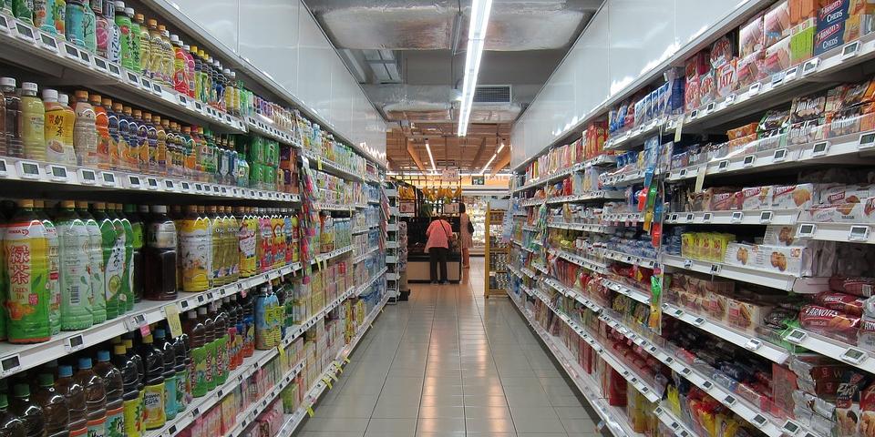 Rissa in un supermercato a Palermo, i clienti litigano per l'olio di semi in offerta
