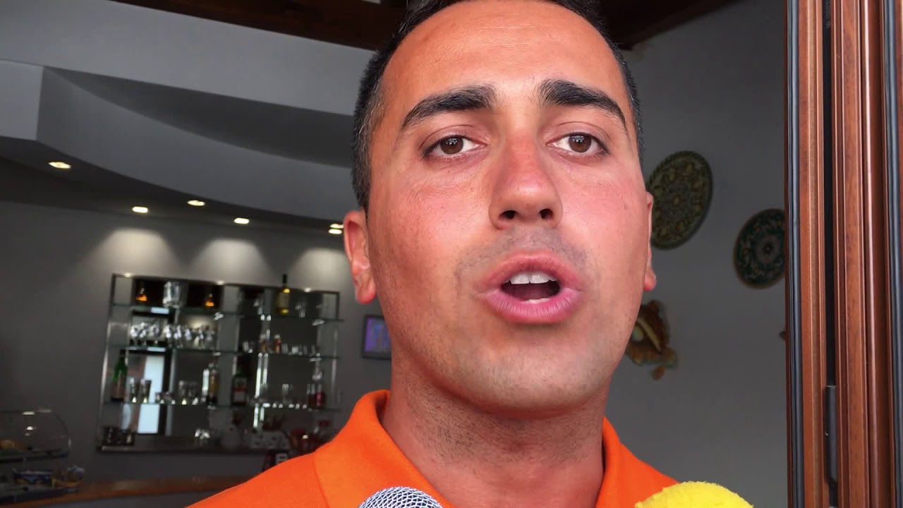 Di Maio annulla la sua tappa a Corleone: "ora sanzione grave contro il candidato fotografato con parente dei mafiosi"