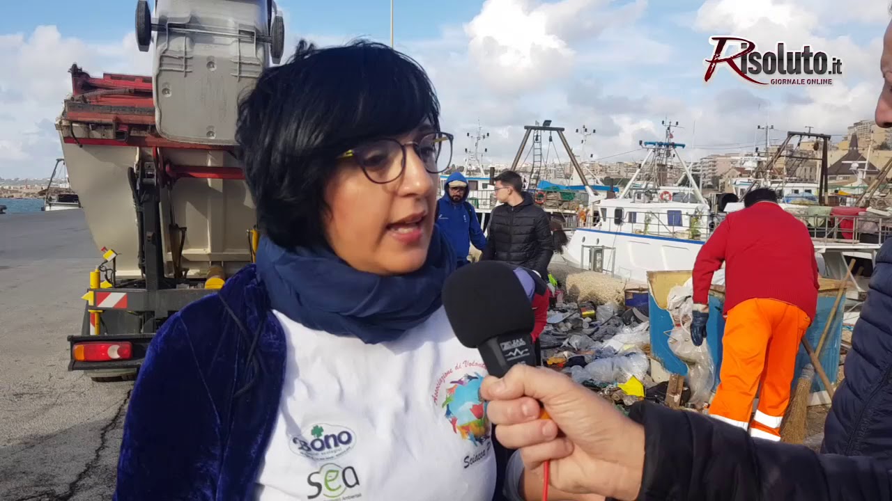 Volontari in azione per ripulire il porto di Sciacca, rifiuti e incivilta' non risparmiano il mare