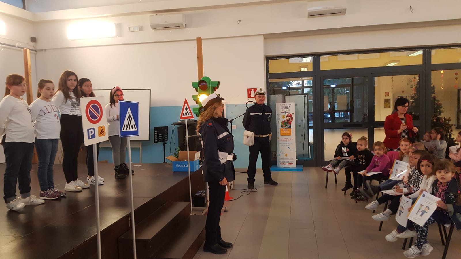 I vigili urbani di Sciacca alla scuola materna Mariano Rossi per un incontro di educazione stradale