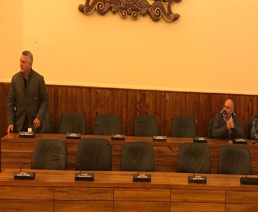 La maggioranza diserta il consiglio, niente numeri e la seduta si aggiorna a domani