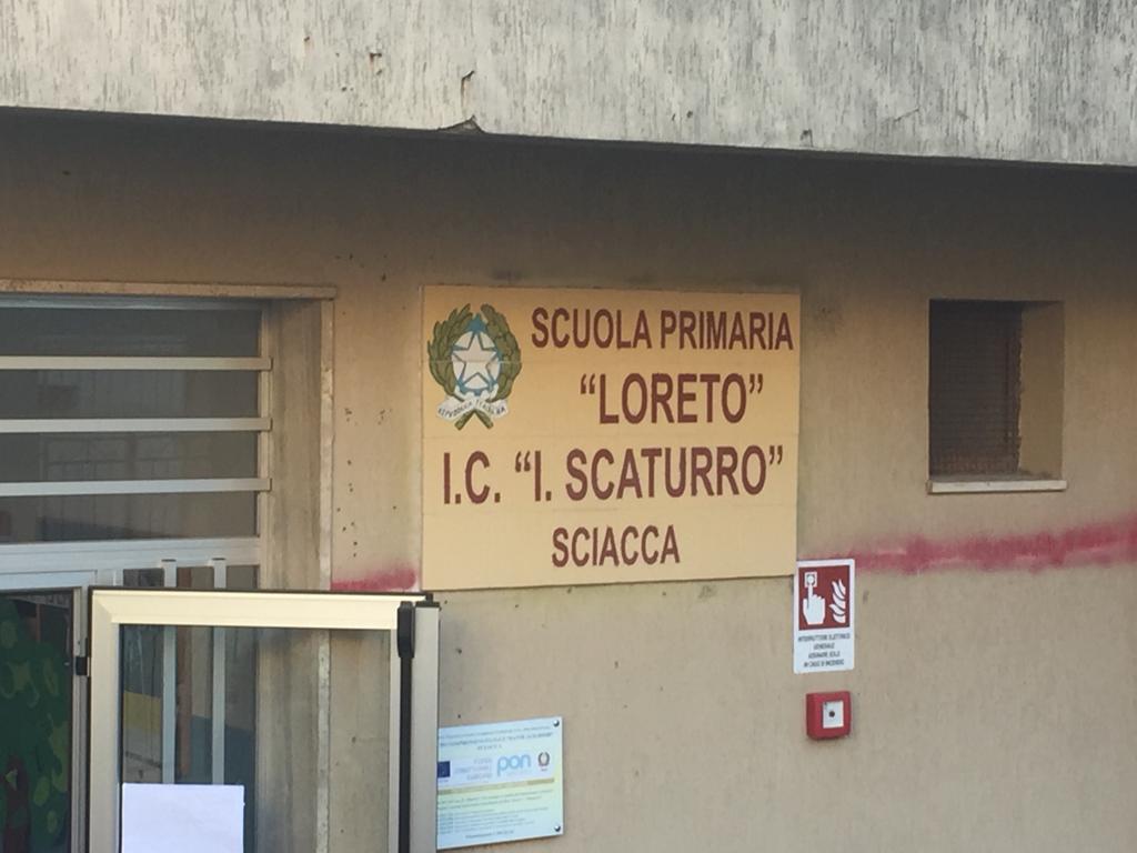 Crepe sulla parete di una classe del plesso "Loreto": i bambini trasferiti in un'altra aula