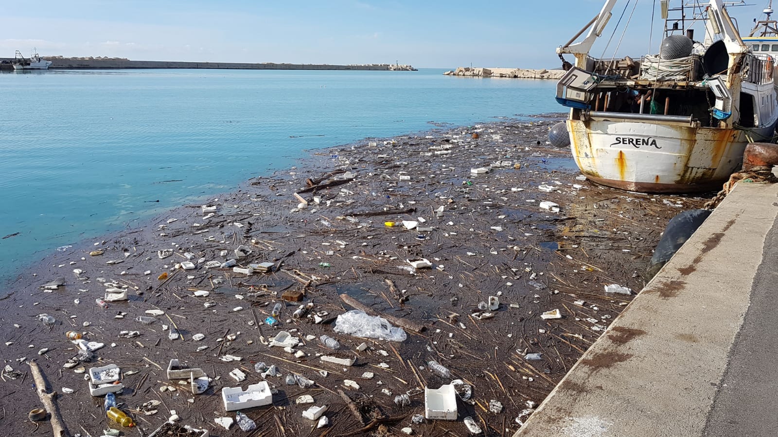 Sempre più grave la situazione al porto di Sciacca sommerso dai rifiuti
