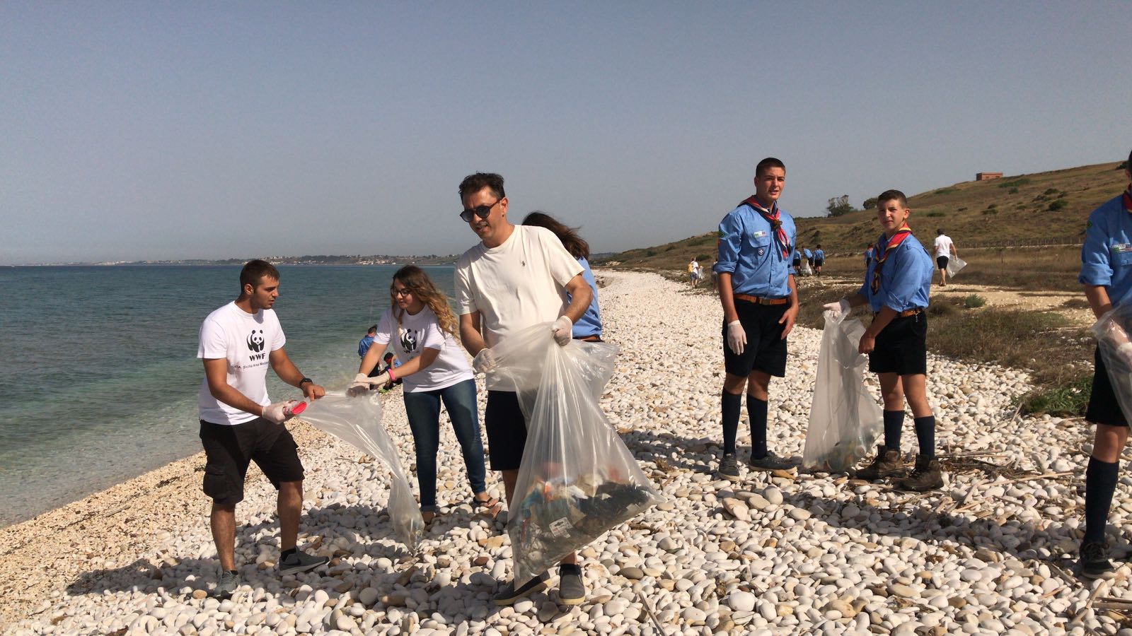 Volontari in azione con il Wwf oggi e domani a Menfi e Sciacca per liberare le spiagge dai rifiuti trascinati da torrenti e fiumi