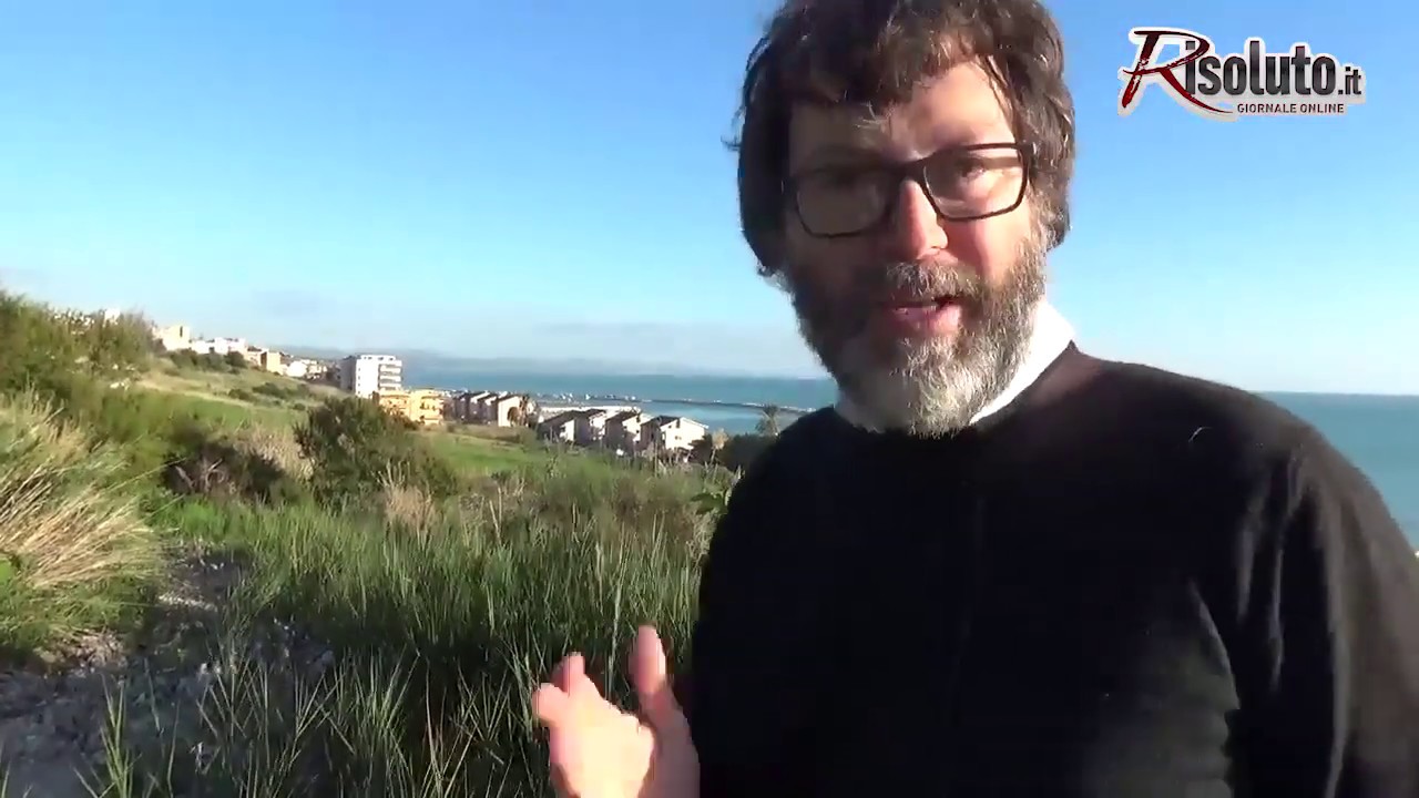 Reportage dalla frana che dal costone di via Allende riversa fango sulla via Lido, situazione ad alto rischio