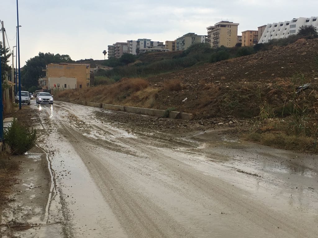 Riversamento di fango in via Lido, Girgenti Acque si corregge: "In programma ispezione con telecamere al collettore fognario"