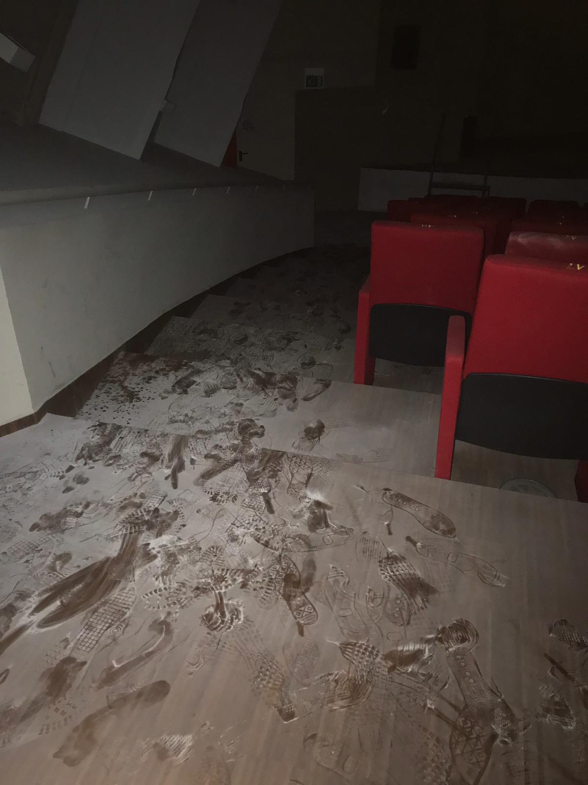 Nuovo atto vandalico al teatro Samonà di Sciacca, danneggiata una porta d'ingresso e svuotati gli estintori sulle poltrone della sala principale