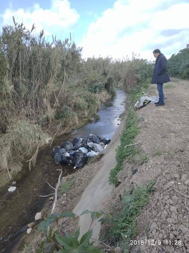 Rifiuti scaricati nel torrente Mandrarossa di Menfi, Viviani: "Aprirò i sacchi e segnalerò il responsabile all'autorità giudiziaria"