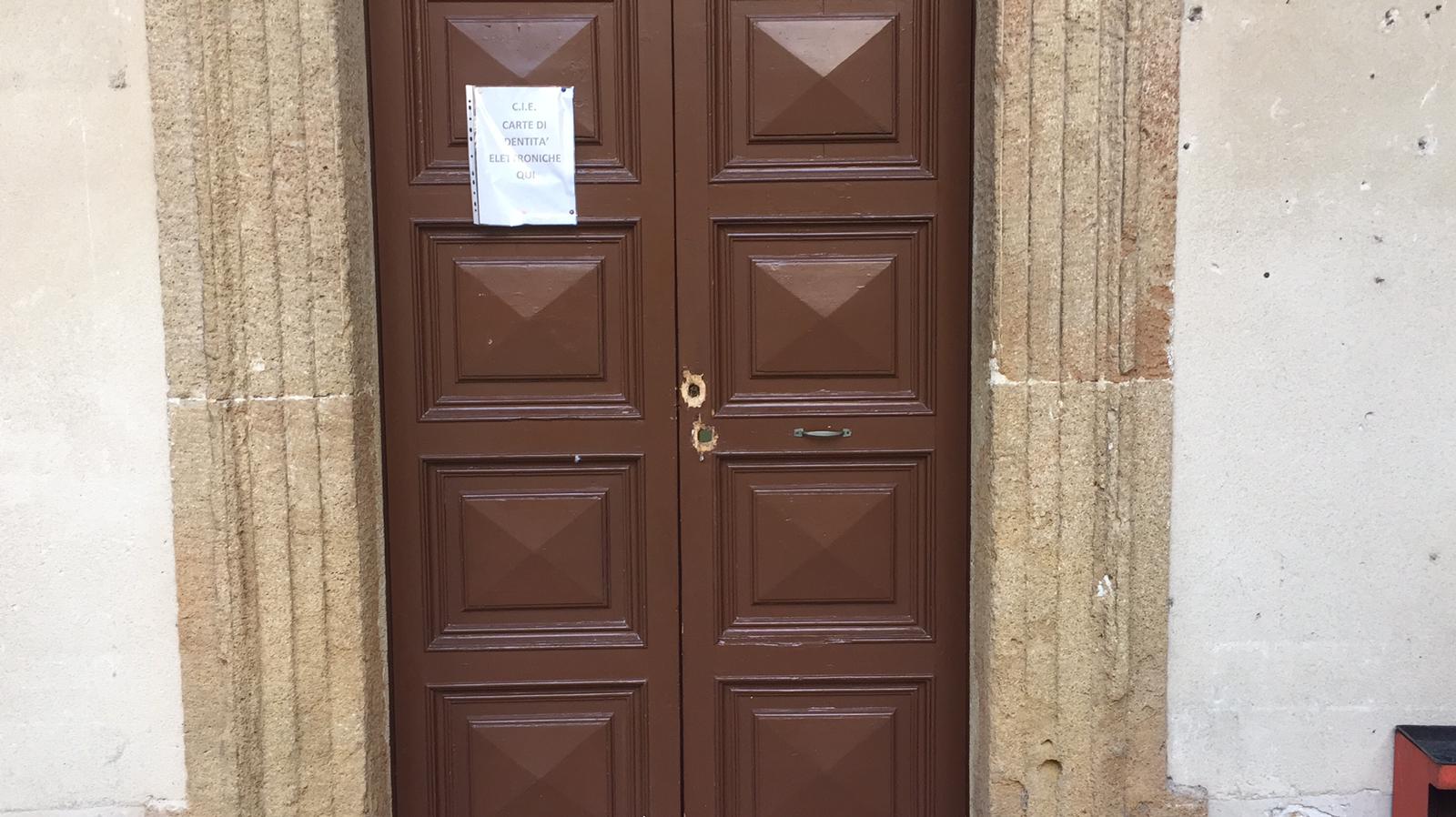 Forzato il portone d'ingresso dell'Ufficio Anagrafe al Comune di Sciacca, indagini dei Carabinieri in corso
