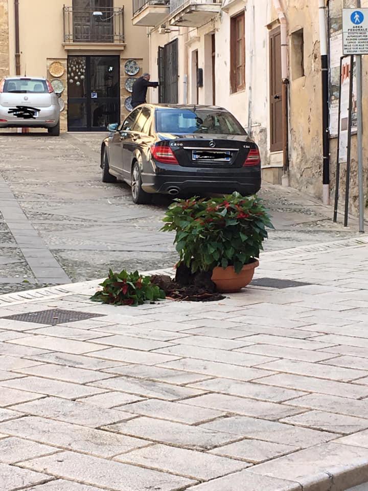 Parcheggio selvaggio e danni in piazza Farina