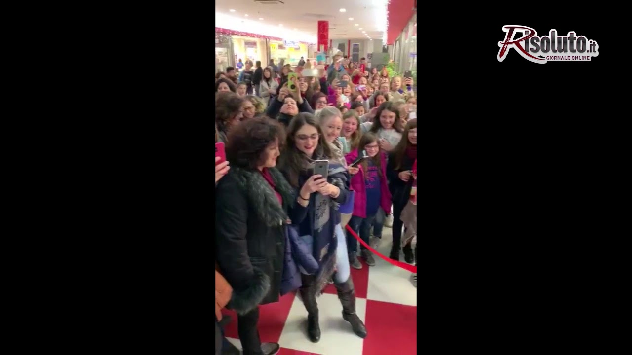 Tutti pazzi per Corinne Mantineo, firmacopie della youtuber degli Unicorni a Sciacca
