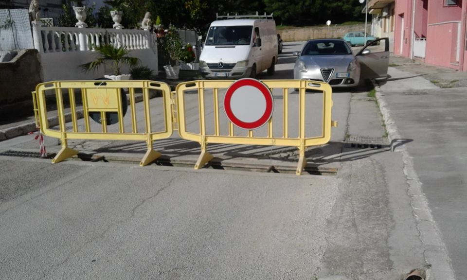 A Santa Margherita Belice rubate le grate in ferro a protezione delle caditoie stradali, pericolo per gli automobilisti