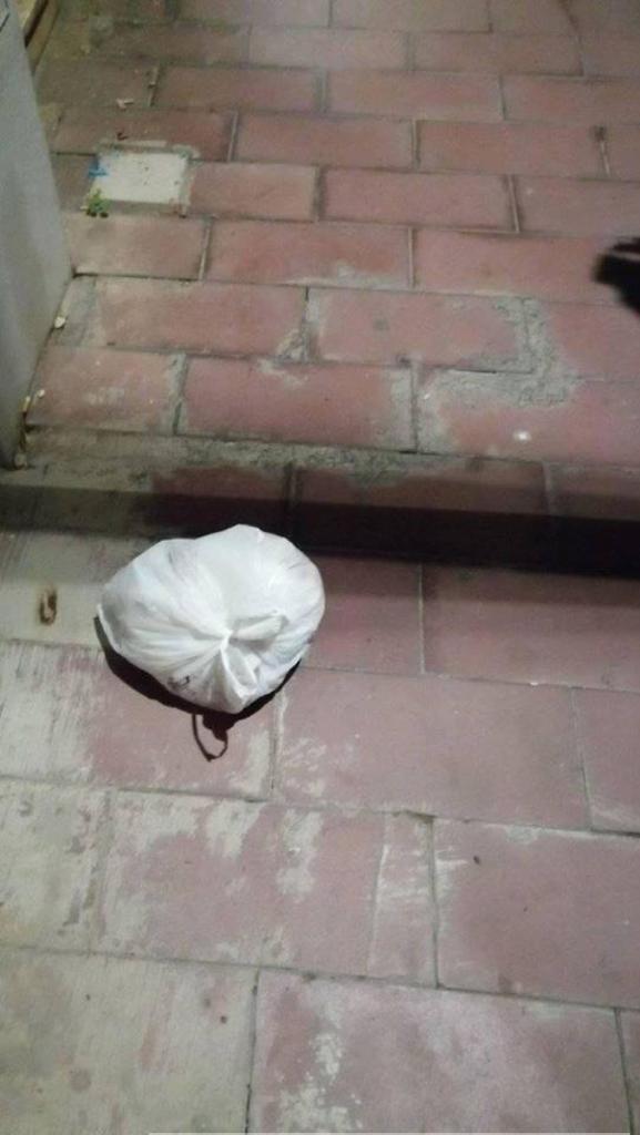 Lanciato da un balcone un sacchetto di pattume finisce vicino l'assessore. Risaliti all'incivile tramite i frammenti di una fattura idrica tra i rifiuti