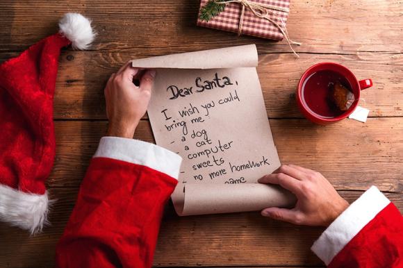 Alunni della Sant'Agostino imbucano la lettera a Babbo Natale nella speciale casetta di Babbo Natale
